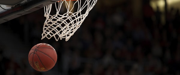 NBA季后赛精彩瞬间视频集锦缩略图，球员扣篮的定格画面