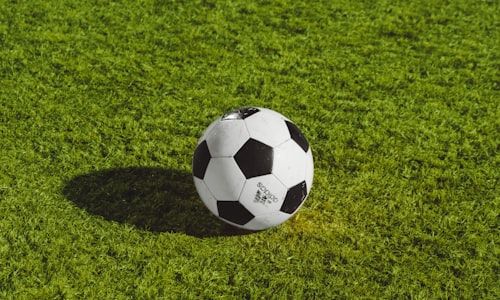 欧冠决赛现场直播画面，两支顶级球队在宏伟的体育场内激烈对抗